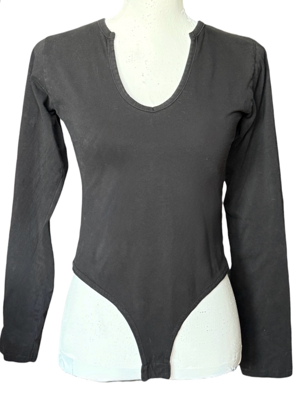 PrettyLittleThing black long-sleeve scoop neck bodysuit Women’s size 8 | e
